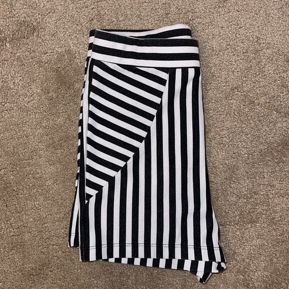 ❗️FINAL SALE❗️Black & White High Waisted Shorts - Picture 3 of 7